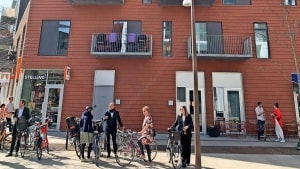 Politikere fra Københavns Kommune foran botilbuddet Orienten i Nordhavn. Foto: Københavns Kommune