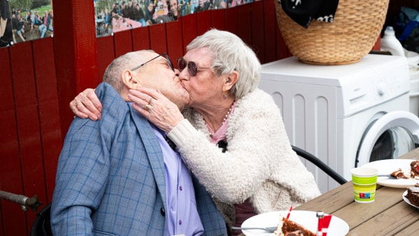 Se video: Campingplads fejrer helt særligt kærestepar - et nej skilte Kurt og Gurli ad i 60 år