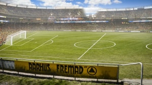 For en tid var ambitionerne grænseløse i Aarhus Fremad, der drømte om et nyt nationalstadion med plads til 30.000 tilskuere på lægterne. Her har avisens grafiker Jens Nex leget med tanken og manipuleret lidt ekstra stemning ind på Riisvang Stadion.
