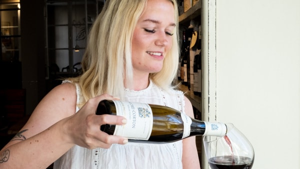 Vinværten Johanne på 22 år elsker et glas Barolo: - Jeg lærer mere af gæsterne, end de lærer af mig