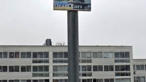 Stram Kurs stiller op til regionsrådsvalget. Valgplakaten blev hængt op i Varbergparken torsdag aften. Foto: Larz Grabau
