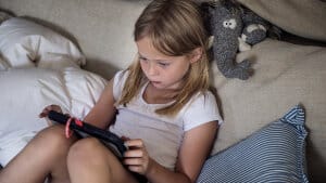 Digitale vaner tillagt i den tidlige barndom kan hænge fast. Ny rapport viser, at en stor andel af børn i 0-3-årsalderen bruger for meget tid bag skærmen. (Genrefoto). Foto: Liselotte Sabroe/Ritzau Scanpix