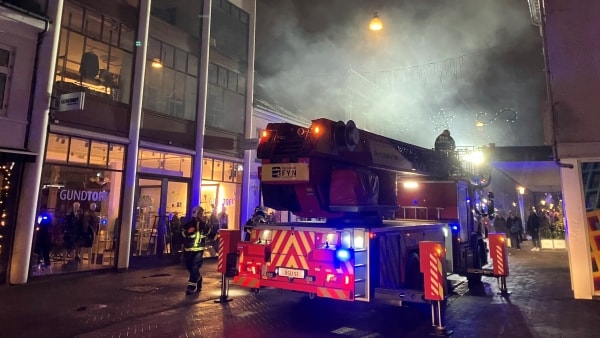 Røg og flammer på Kongensgade: - Det skyldes højst sandsynligt uforsigtighed
