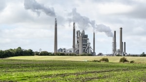 Danmarks største enkeltstående udleder af CO2, cementfabrikken Aalborg Portland, afviser ekspertgruppens tre bud på en CO2-afgift til industrien. Det vil slå bunden ud af økonomien, lyder det. Arkivfoto: Henning Bagger/Ritzau Scanpix 