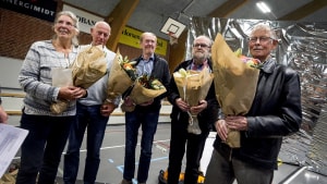 I anledning af Stensballe Idrætsklubs 50-års jubilæum blev Birthe Jensen (t.v.) blev sammen med en lille flok af klubbens initiativtagere hædret med et æresmedlemskab. Foto: Søren E. Alwan