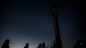 Højen: Lys i Højentårnet i anledningen af befrielsen 4. maj for 75 år siden. Foto: Mette Mørk