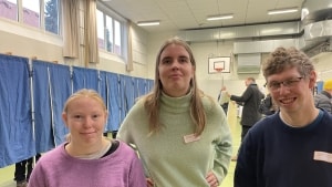 Nina, Josefine og Kristian fra Lavuk Entertainment har hele valgdagen hjulpet vælgere på Østerbro med at finde sig til rette i stemmeboksene og aflevere deres stemmer de rigtige steder. Foto: André Bentsen