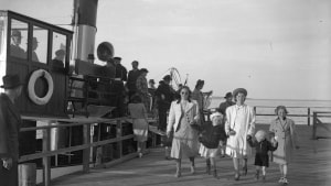 Turbåden Turisten lægger an ved Ørnereden i 1939. Familierne flokkes til en søndagsskovtur. Foto: Århus Stiftstidendes arkiv