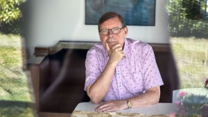 Mogens Pedersen i sit hjem i Middelfart, hvor han nu øver sig i at være pensionist, men ikke kan affinde sig med at være uvirksom. - Jeg skal ned i Kvickly og spørge, om de mangler en til at sætte varer på hylder. Det tror jeg, at jeg kunne blive god til, siger han.Mogens Pedersen har været udsendt 12 steder af udenrigsministeriet som attache eller konsul.  Foto: Søren Gylling.