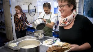 Café Teske havde i denne uge besøg af kokken Nicolas Min Jørgensen og Zenia Strunck Mikkelsen, der er uddannet i oplevelsesøkonomi. Foto: Johan Gadegaard