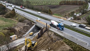 Byggearbejde i forbindelse med udbygningen af Fynske Motorvejs vestlige del. Nu er der også sat penge af til at udvide motorvejen syd om Odense til tre spor i hver retning. Foto: Michael Bager