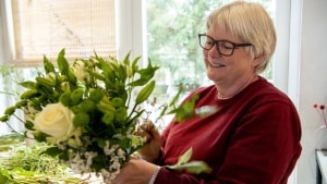 Britta Egholm har drevet blomsterbutikken Solsikken i Holstebro de seneste 16 år og har i alle årene været medlem af Interflora. Men nu er det slut. Foto: Johan Gadegaard