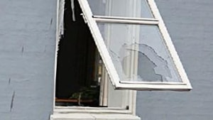 Fremgangsmåden er at brække et vindue op. Arkivfoto