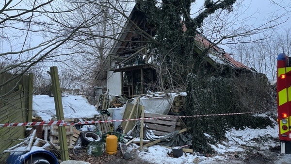 Video: Hus brændt helt ned - mand kørt væk med ambulance