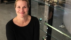 Museumsinspektør Charlotta Lindblom ved montren med blandt andet Jellingsværdet. Foto: Leif Baun