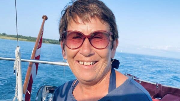 Hele byens Mor Connie fik en hård besked som 58-årig: Hun mistede sine ord - men aldrig sit smil