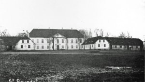 Grundet med hovedbygningen, som Lüttichau lod opføre i årene 1842-1847. Foto: Vejle Stadsarkiv