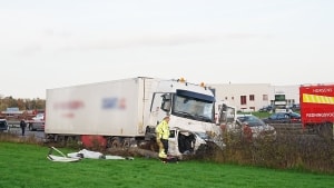En 29-årig lastbilchauffør overså tilsyneladende en kø på E45. Foto: Presse-fotos.dk