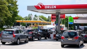 Her holder biler i kø for at tanke billig benzin. Under avisens besøg var der dog primært tyske nummerplader at spotte. Foto: Sebastian Iwersen