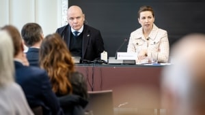 Statsminister Mette Frederiksen (S) og Folketingets formand, Søren Gade, hviskede tirsdag sammen om Mads Fugledes partiskifte. Udvekslingen blev dog fanget af mikrofonen. Foto: Mads Claus Rasmussen/Ritzau Scanpix