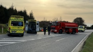 En 20-årig ung mand er blevet anholdt og sigtet for vanvidsbilisme efter det voldsomme uheld. Foto: Flemming Larsen