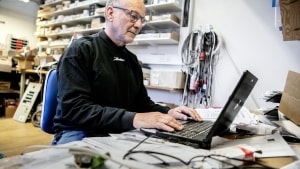 72-årige Bent Sørensen er elektriker og arbejder stadig et par dage hver uge hos Hessellund El, hvor han har været ansat i 50 år. Foto: Morten Pape