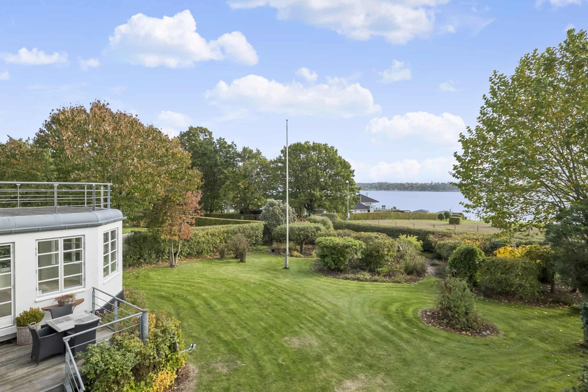 Markant villa med udsigt til Fjord solgt for stort beløb