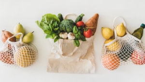 Grøntsager i indkøbsnettet er mere bæredygtige end rødt kød. Men man skal huske at købe efter sæson og så lokalt som muligt. Få fem skridt til en mere bæredygtig kost fra forfatteren bag bogen ”Bæredygtig kost”, Julie Juanita Larsen. Foto: Colourbox