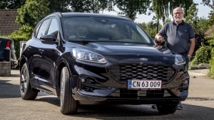 Den mest solgte bil i Danmark i første halvår af 2021 er Ford Kuga Hybridbilen. Og generelt stormer salget af hybridbiler, særligt plug-in-hybridbiler, frem. Her ses Rudi Holmstrøm fra Krunderup med sin nye Ford Kuga Hybrid. Foto: Morten Stricker, JFM