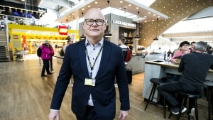 Lufthavnsdirektør Jan Hessellund møder flere og flere mennesker, når han bevæger sig rundt i lufthavnen. Han er optimistisk for fremtiden, og han ser frem til, at Wizz Air sidst på året forbinder Billund med en række nye destinationer i Østeuropa. Arkivfoto: Martin Ravn.