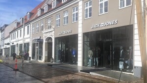 Butikkerne i Horsens holder åbent som hidtil, men indehaverne bliver opfordret til at sende flest mulige ansatte hjem. Foto: Marianne Husted