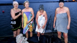En gruppe, som kalder sig De Bare Damer, mødes hver morgen klokken 7.45 og vinterbader fra den lange badebro på Sønderstrand, men det er ikke alle, der synes om, at de ofte bader uden tekstiler. Arkivfoto: André Thorup