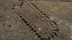 Vejle Museerne udgraver i øjeblikket et område ved siden af Biltema på Vejlevej, hvor der skal bygges inden så længe. I første omgang troede arkæologerne, de havde fundet et hus fra tidlig middelalder (1000-1200), men det viser sig at være meget ældre. Foto: Søren Gylling