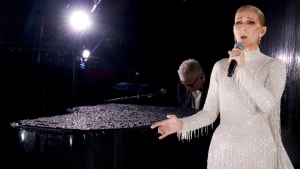 Et stillbillede fra en video udgivet af Olympic Broadcasting Services viser den canadiske sanger Céline Dion optræde fra Eiffeltårnet under åbningsceremonien til de Olympiske Lege i Paris 2024. Foto: AFP/Ritzau Scanpix