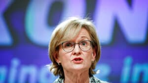 EU-kommissær Mairead McGuinness lagde vægt på, at gas og atomkraft kun i en overgangsfase skal klassificeres som del af den grønne omstilling. Udspillet fra EU-kommissionen har fået kritik for gå imod omstillingen til grønne energiformer. Foto: Johanna Geron/Reuters