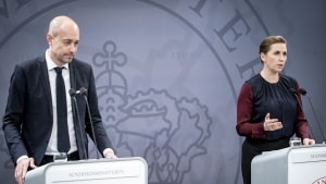 Statsminister Mette Frederiksen (S) og Sundhedsminister Magnus Heunicke (S) under pressemøde om coronasituationen i Spejlsalen i Statsministeriet, onsdag den 26. januar 2022.