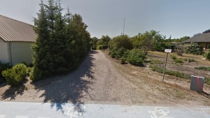 Svinget i Ny Nørup ligger omgivet af naboer. Alligevel skete mandag eftermiddag et tyveri fra en af boligerne på stedet. Foto: Google Street View