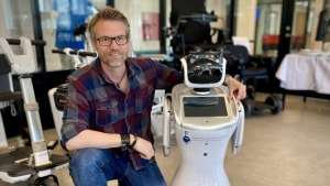 Berta er verdens mest avancerede robot til private, men i Danmark kan hun kun danse. Her med Lars Jørgensen, velfærdsteknologisk konsulent i Videnscenter for velfærdsteknologi på SOSU H. Foto: Joan Andersen