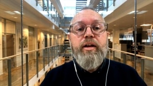 Avisen Danmarks politiske reporter og analytiker Kasper Løvkvist udlægger teksten. Stillfoto fra videoen