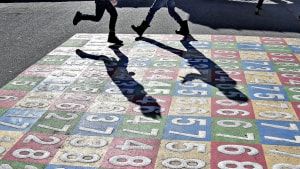 Skolebørn i Vejle Kommune skal holde sig i bevægelse, mens de lærer tabeller og staver sig gennem ord. Arkivfoto: Henning Bagger/Ritzau Scanpix)