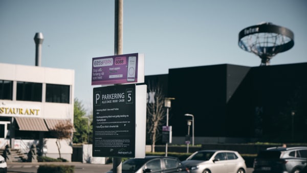 Butikscenter har indført betalingsparkering - nu følger nabo trop med endnu højere timepris
