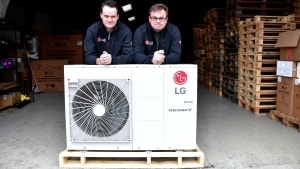 Jakob Bærholm til venstre og Tomas Bærholm er indehavere af Nordic Refrigeration Solutions i Vinding. Selv om en stor brancheorganisation har talt om mangel på varmepumper, kan Vejlevirksomheden stadig levere. Foto: Leif Baun