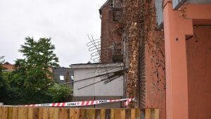 Det var denne altan, der lørdag aften styrtede sammen. Fem unge mennesker i alderen 18-21 år kom til skade ved ulykken. En af dem, en 19-årig mand, fik svære hovedskader. Foto: Anders Græsbøll Buch