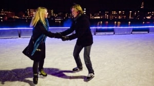 Hver fredag aften i hele december kan Vesterbros unge samles til fest på skøjter i Enghaveparken. Foto: Ritzau Scanpix/Søren Bidstrup
