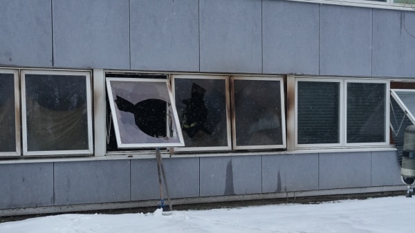 Lejlighed totalt udbrændt efter voldsom brand: Mand i kritisk tilstand