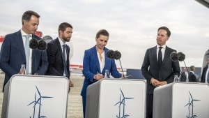 Fra venstre ses Belgiens premierminister Alexander De Croo, statsminister Mette Frederiksen og Hollands premierminister Mark Rutte ved underskriftsceremonien onsdag aften på havnen i Esbjerg.