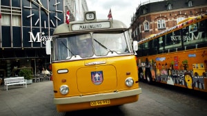 Dengang denne bus fra 1961 kørte i Aarhus' gader, var der ingen forvirring om navnet Aarhus Sporveje. Fremover forsvinder Aarhus Sporveje i gadebilledet og erstattes af AarBus. Billedet af den gamle bus er taget i forbindelse med Magasins 100 års jubilæum Foto: Kim Haugaard