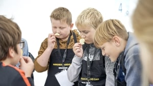 Jonas, Mikkel, Magnus og Kacper fra 6.a på Lilleåskolen får her en indførsel i en de fem grundsmage: salt. Foto: Jarvad Fotografi