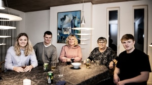 Pia og Henrik Jensen fortæller sammen med deres børn Viktor og Sofie - samt farmor Randi - om et år med corona. Ingen af dem har haft corona, men alligevel har virussen påvirket deres liv. Foto: Mette Mørk