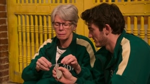 Mor og søn forsøger at støtte hinanden, men ender alligevel som hinandens største konkurrenter. Foto: Netflix